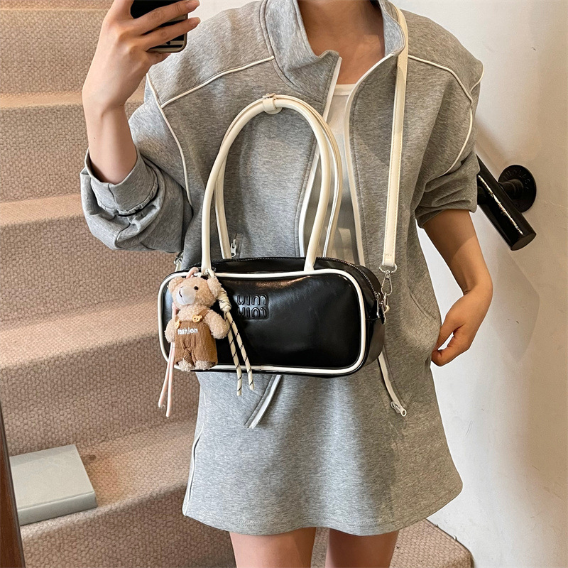High-end quality lettered hand-held underarm bag for women 2025 new style, fashionable and versatile single-shoulder bag, trendy and simple crossbody bag Application Scenario