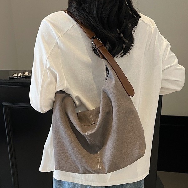 A new solid-color design bag for women, a popular solid-color single-shoulder crossbody bag, a casual large-capacity commuter tote bag full figure