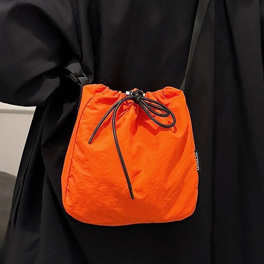 2024 New single-shoulder crossbody bag with drawstring pocket, lightweight outdoor sports bag, school style macaron solid color bag Specification drawing