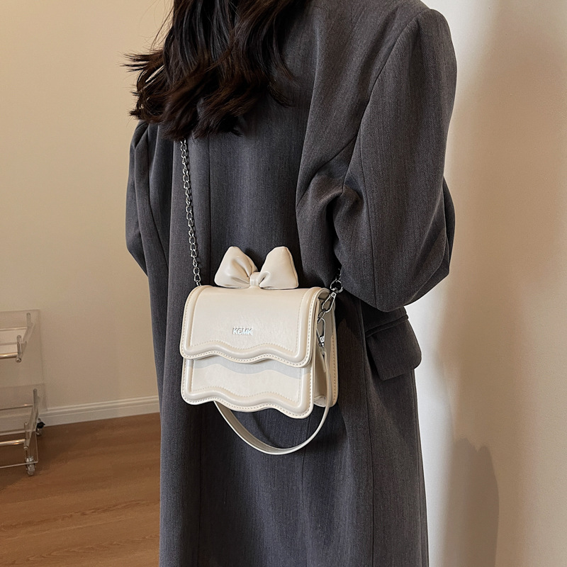 Versatile ins chain bag for women, 2023 new trendy and fashionable small square bag, high-end bow, niche crossbody bag Application Scenario