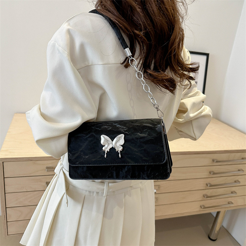 The 2024 new chain single-shoulder bag for women, a butterfly bag with a lid, is fashionable, trendy and stylish. It's a small square bag for women details Picture