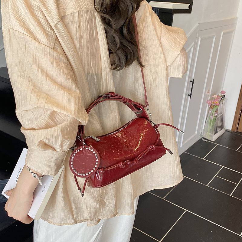 Korean soft-faced handbag for women, new summer 2025 pillowcase, stylish and simple single-shoulder bag, commuter quality crossbody bag Application Scenario