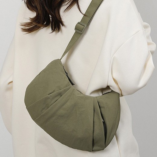 Spring 2025 new solid color, simple and versatile, large-capacity pleated single-shoulder crossbody bag, sporty style for making dumplings full figure