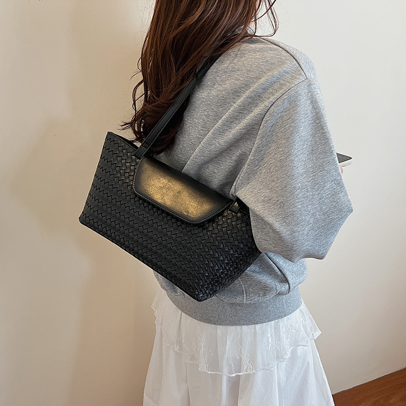 New Korean-style woven bag, versatile underarm bag, large capacity, casual and fashionable tote bag, high-end shoulder bag, women's bag Application Scenario