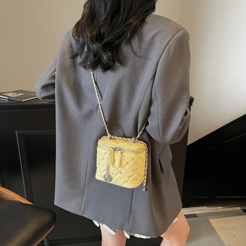 2025 New trendy French niche individuality mini box bag, fashionable diamond-encrusted trendy chain single-shoulder crossbody bag Application Scenario