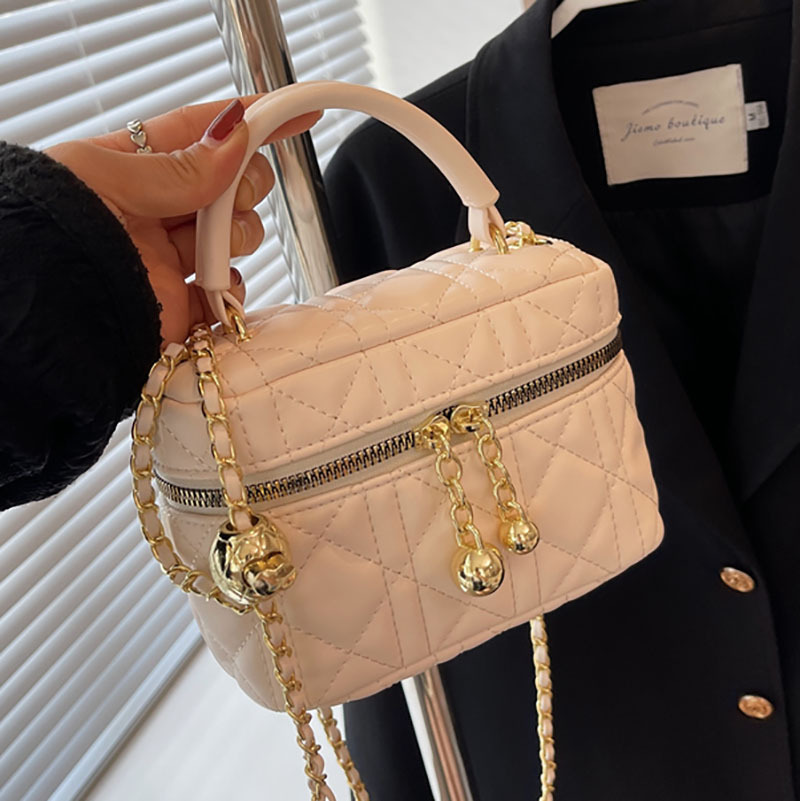 A new 2024 solid-color diamond-shaped chain handbag for women, a high-end and stylish crossbody bag, and a versatile small square bag full figure