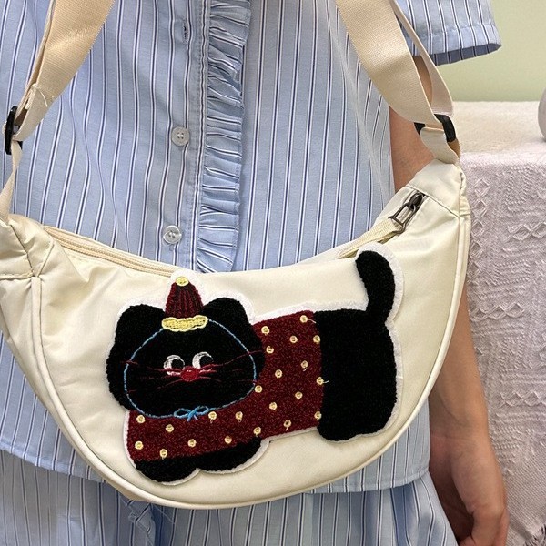 A new large-capacity Japanese-style cute bear crossbody bag with a cartoonish girl style dumpling bag and a student casual crescent-shaped crossbody bag Specification drawing