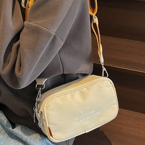 Casual small square bag for men and women, niche and eye-catching single-shoulder bag, fashionable Japanese-style crossbody phone bag details Picture