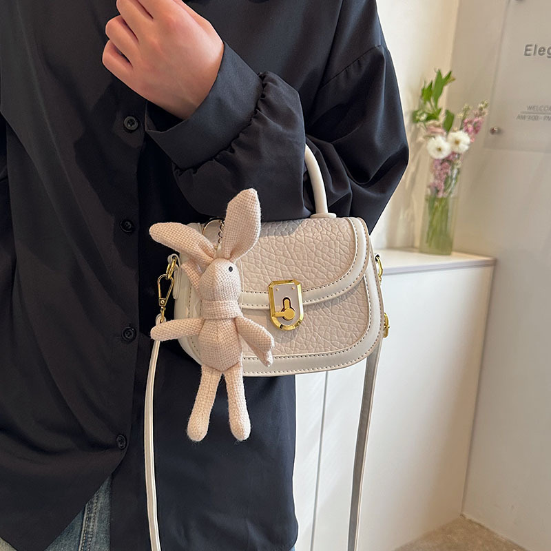 A high-end stone-patterned trendy small square handbag for women, a new 2025 simple and versatile casual single-shoulder crossbody bag details Picture