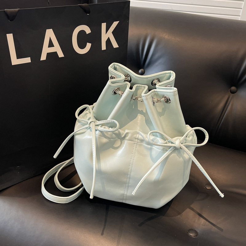 Niche design bow backpack 2025 New style fashionable pleated drawstring backpack School style single-shoulder bucket bag details Picture
