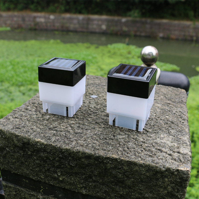 Outdoor solar column head lamp, solar fence and barrier lamp, square aluminum tube 50*50 fence lamp, wooden column lamp Application Scenario