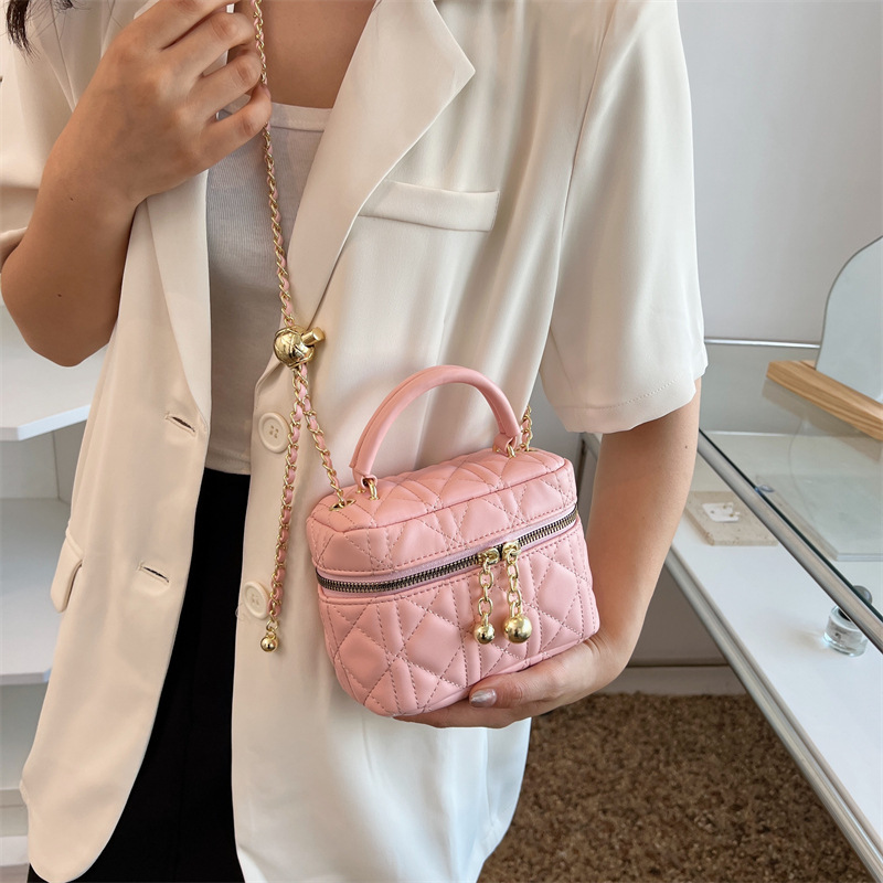 A new 2024 solid-color diamond-shaped chain handbag for women, a high-end and stylish crossbody bag, and a versatile small square bag Application Scenario