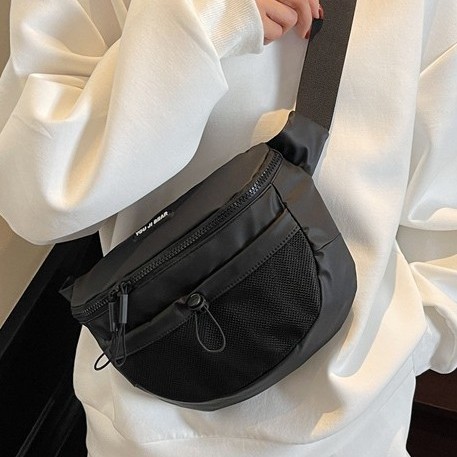 The 2025 new Korean version large-capacity women's crossbody bag, a trendy and versatile single-shoulder bag with a cool style details Picture