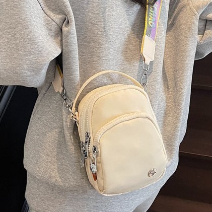 The new 2025 spring lightweight small bag with wide shoulder straps and multiple pockets is a versatile and casual crossbody bag for women full figure
