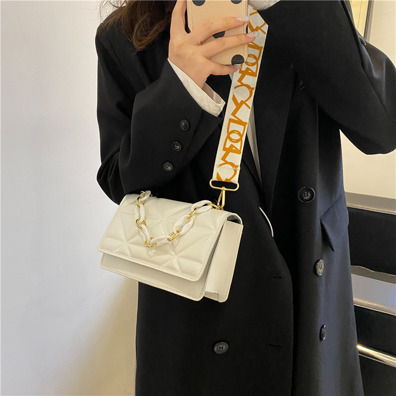 Simple and casual handbag, fashionable 2021 new retro and individual wide shoulder strap single-shoulder bag, stylish thick chain small bag details Picture
