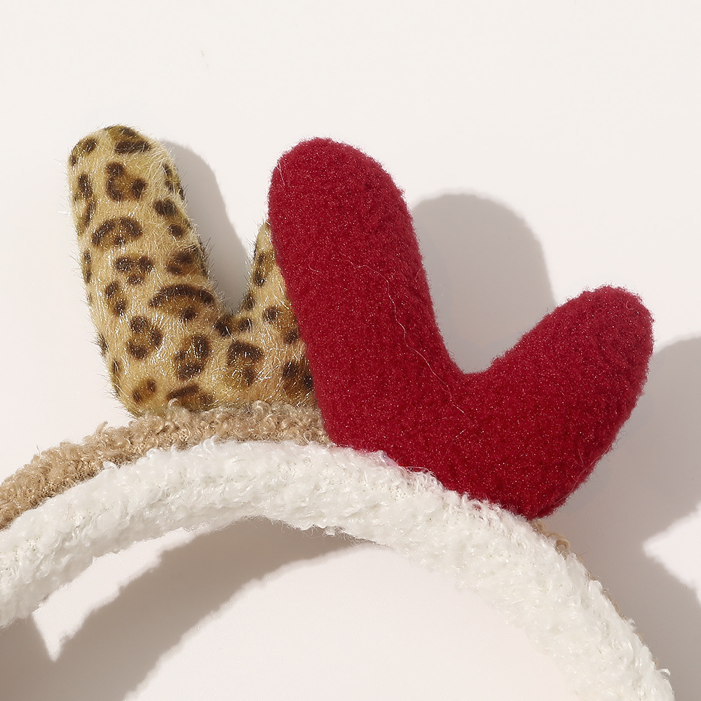 Qiyue Korean fluffy hair band, cute cartoon antler headband, teenage girl Internet celebrity face wash hair band, hair accessory wholesale Application Scenario