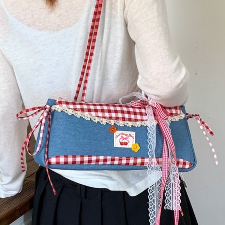 This new niche original design handbag for commuting is eye-catching, versatile, fashionable, cute, and has a high level of appearance. It's a color-blocked women's bag Application Scenario