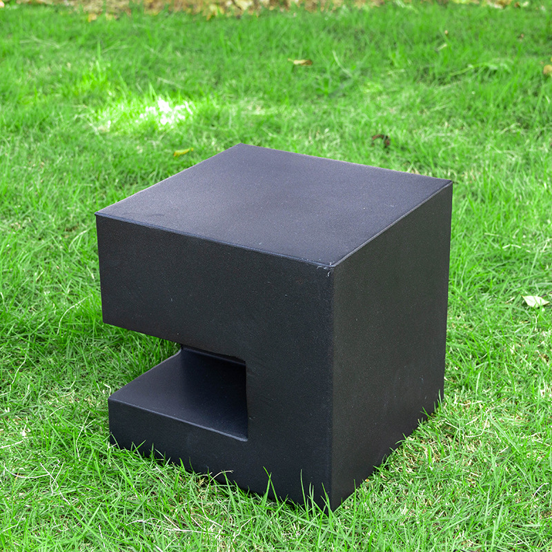 Square LED column head lights, outdoor courtyard lawn lights, river embankment, villa community fence lights, municipal park grassland lights Application Scenario