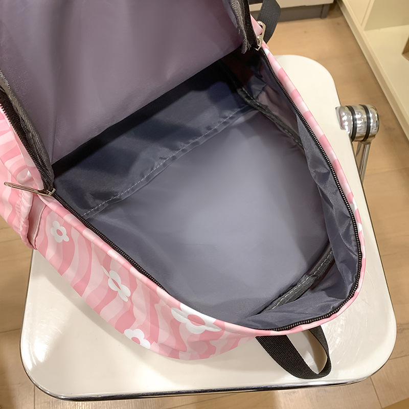 This backpack has a large capacity and is versatile. It's a simple Korean-style, fresh and casual travel backpack for junior high school, senior high school and college students Application Scenario