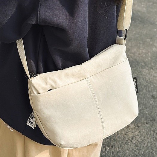 Cross-border solid-color cotton jacket, small crossbody bag, simple and lightweight, multi-layered, versatile mobile phone bag, casual fabric bag, single-shoulder crossbody bag Application Scenario