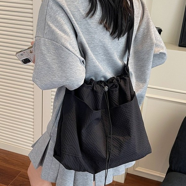The new casual single-shoulder bag, with a laid-back and feminine style, showcases a large-capacity tote bag and a crossbody bag for school and commuting Specification drawing