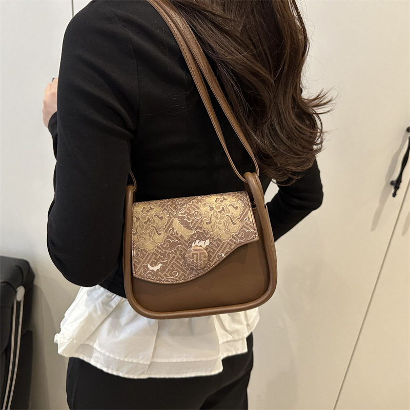 This is a small, lightweight square bag with a Chinese style, hand-held and crossbody design. It is a retro women's bag with a high-end feel Specification drawing