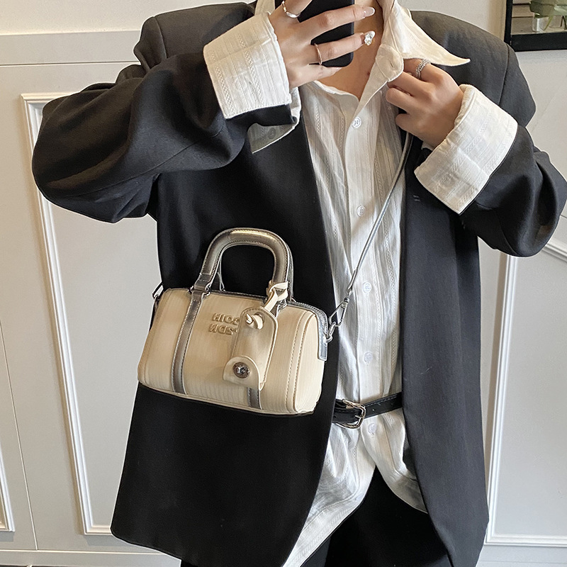 The 2025 new high-end, niche hand-held pillow bag, a retro and fashionable single-shoulder bag for women, and a versatile and stylish crossbody bag Application Scenario