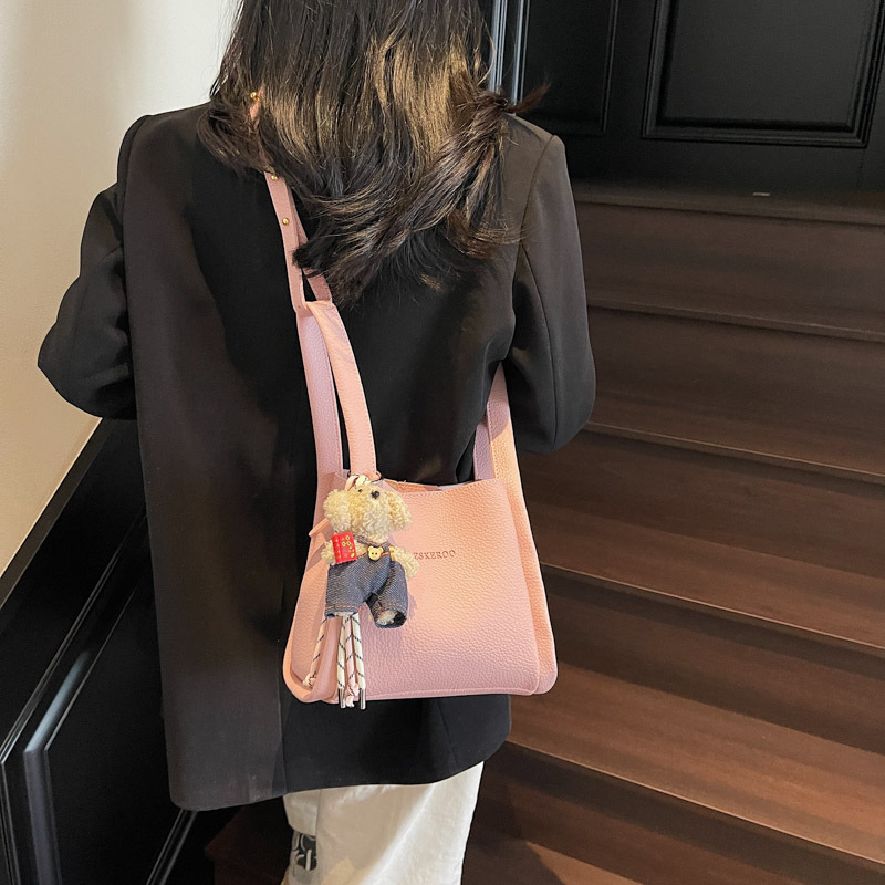 The 2025 new style of the "Vegetable basket" handbag is a high-end, simple and versatile handbag that can be carried by hand. It is a high-quality commuting single-shoulder crossbody bag Specification drawing