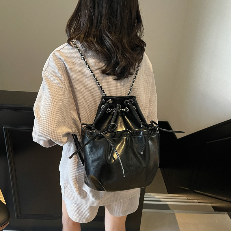 Niche design bow backpack 2025 New style fashionable pleated drawstring backpack School style single-shoulder bucket bag Application Scenario