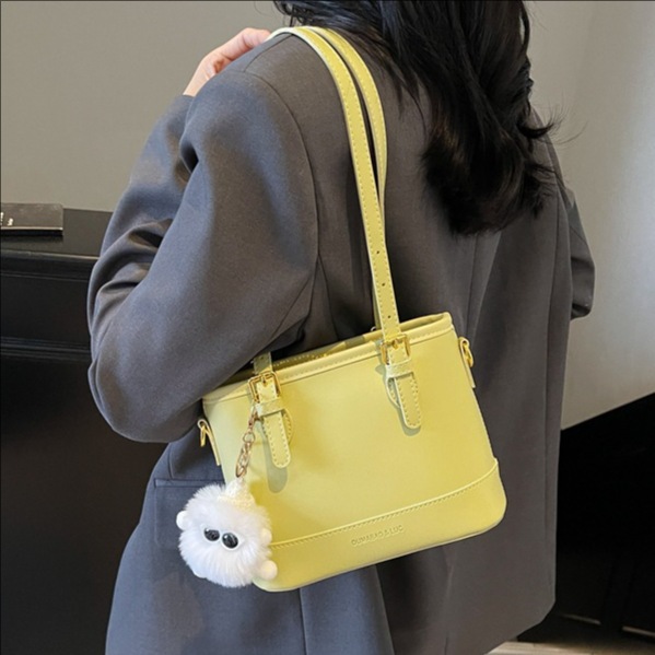 The 2025 new fresh and elegant solid color hand-held bucket bag, a fashionable and niche design for women, is a versatile single-shoulder crossbody bag full figure