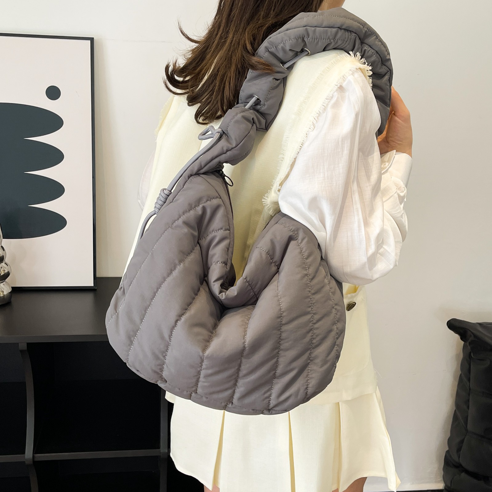 The 2024 new autumn and winter collection of cloud bags, women's pleated, unique, artistic, large-capacity tote bags, commuting cotton-padded jackets and crossbody bags are all trendy Specification drawing