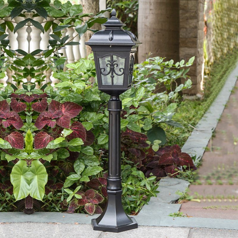 Factory direct sales of European-style outdoor lawn lights, rainproof and rust-proof garden lights, garden villa park grass lights details Picture