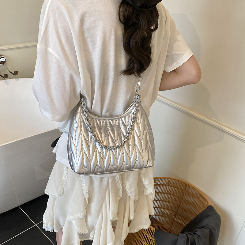 Korean high-end underarm bag, fashionable handbag, 2025 new pleated shoulder bag, niche crossbody bag, diamond-shaped women's bag Application Scenario