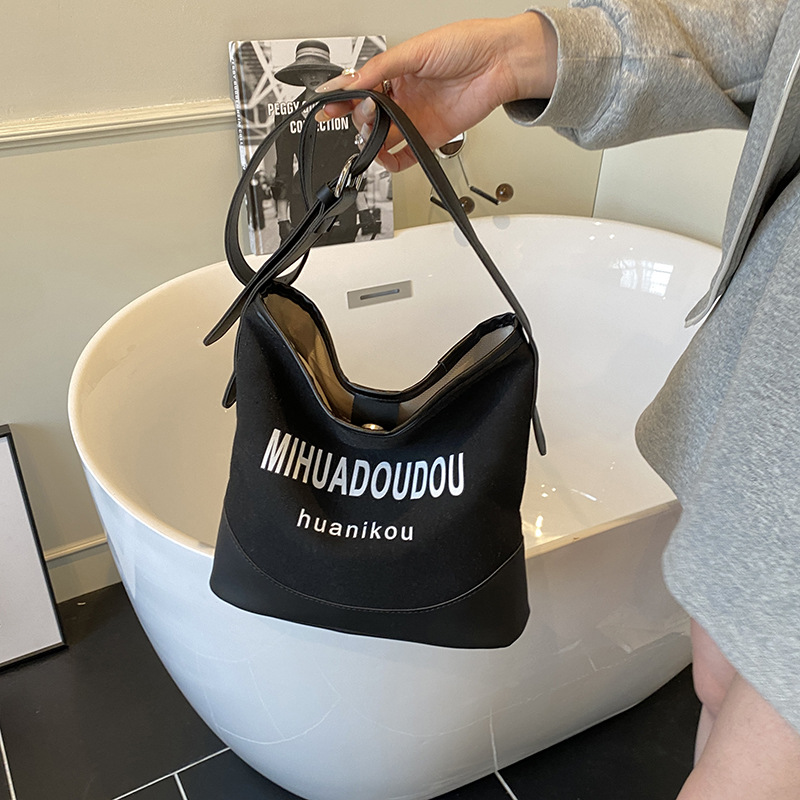 Casual bucket bag, large-capacity canvas bag, women's 2025 new style popular and versatile single-shoulder bag, women's crossbody bag Application Scenario