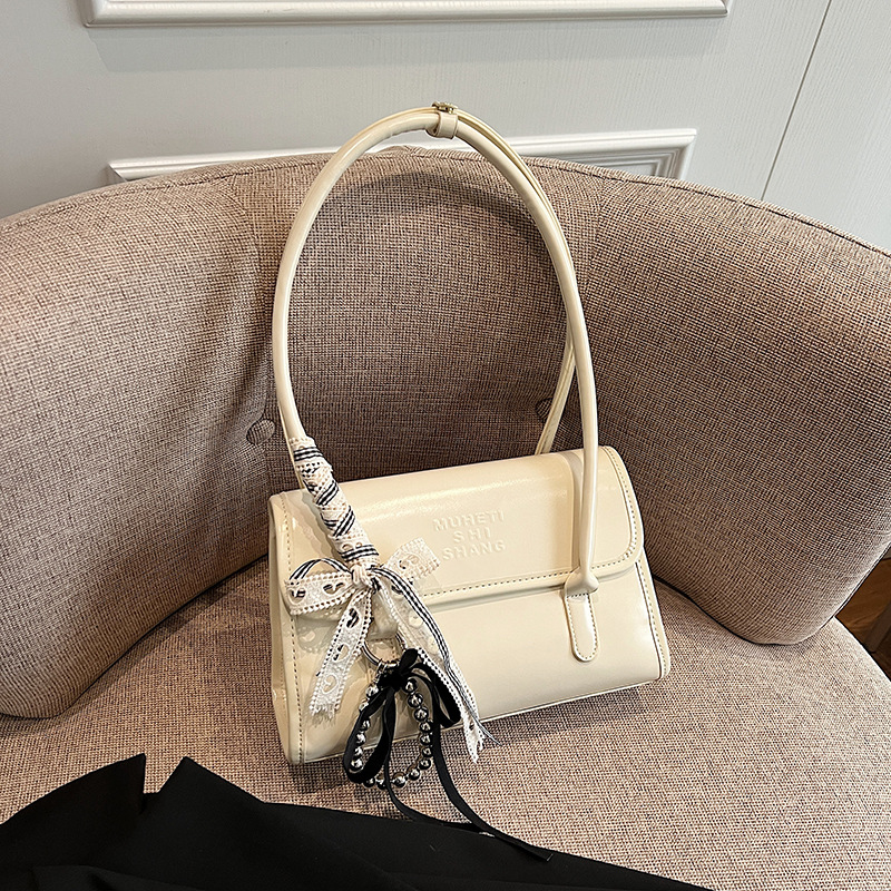 A new French niche bag for women in 2025, with a trendy and high-end feel. It's a stylish handbag and a versatile underarm bag Application Scenario