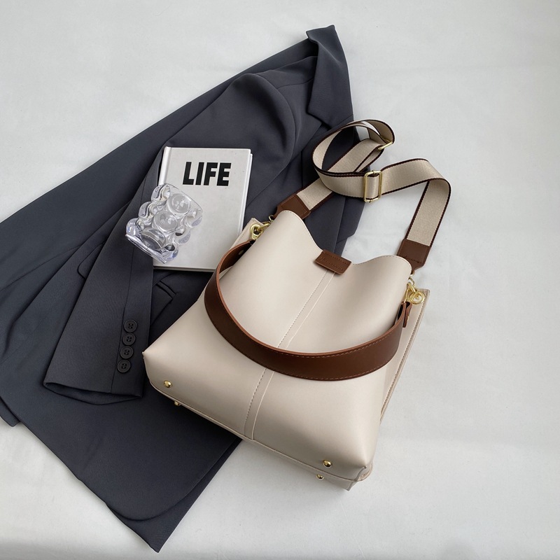 This is a new 2023 stylish and versatile bucket bag for ladies. It's a niche, high-end, and high-quality solid color single-shoulder bag for commuting Specification drawing