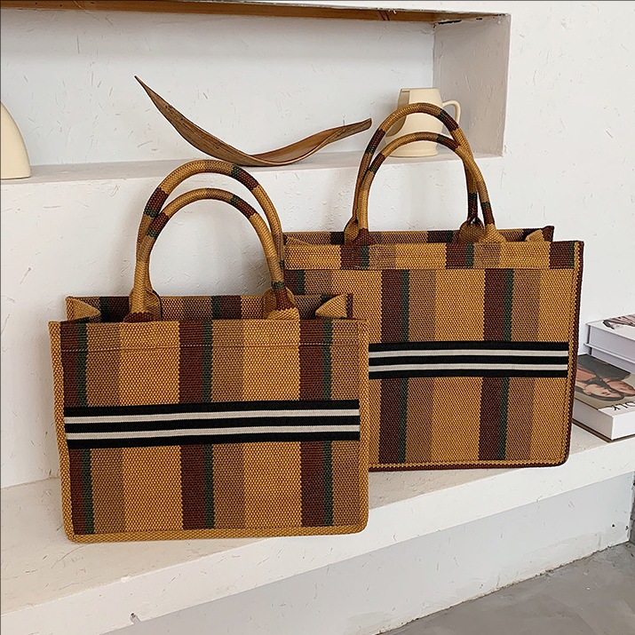 The 2025 new high-end and fashionable large-capacity tote bag, women's striped casual underarm bag, trendy and versatile handbag full figure