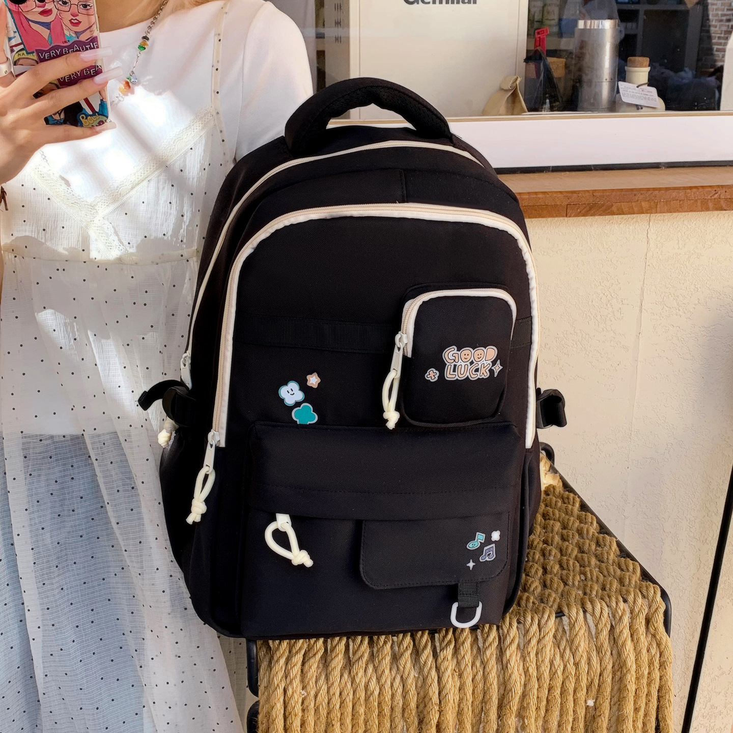 The new cute schoolbag is versatile on Instagram. It features a color-blocking and color-matching backpack for college and junior high school students. It is a solid-color backpack with a large capacity full figure