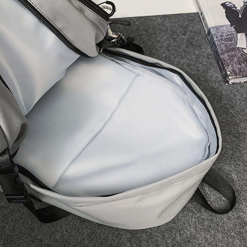 New workwear-style schoolbag, fashionable for male and female college students, large-capacity backpack for junior and senior high school students, lightweight and versatile backpack Application Scenario