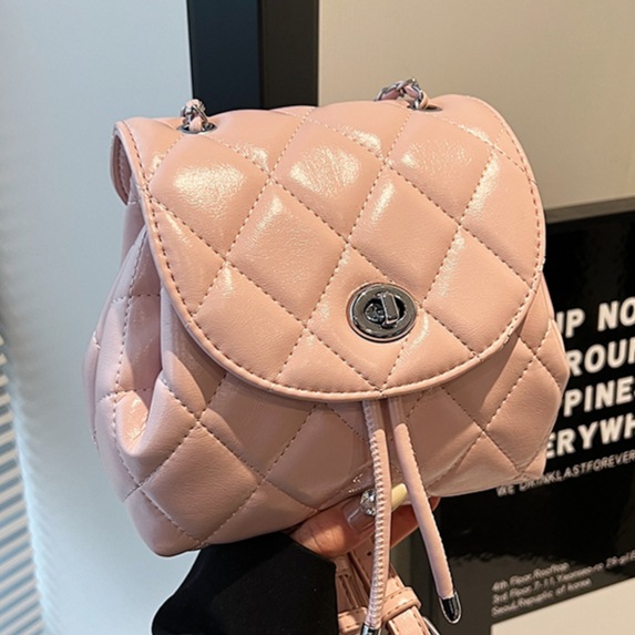 The 2024 new solid color high-end and niche design chain bag for women's fashion is a versatile backpack for small ladies full figure