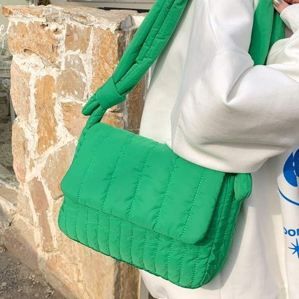 Solid color pleated cloud bag, new autumn and winter striped down with cotton and drawstring single-shoulder crossbody bag, large capacity dumpling bag Application Scenario