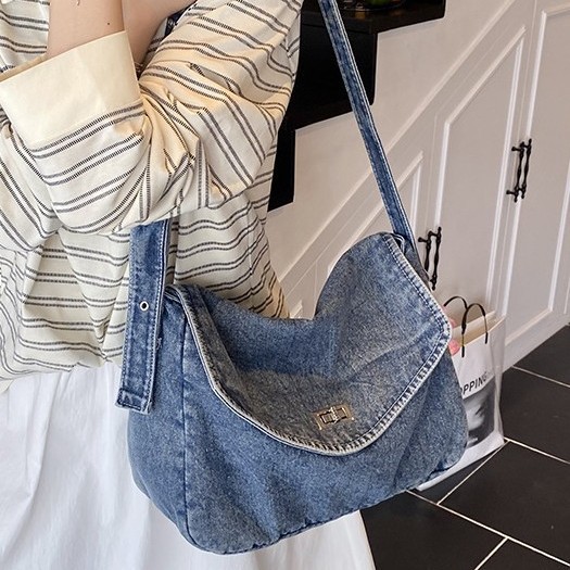 A new fashion crossbody denim bag for women, a chain single-shoulder eye-catching commuting bag, a large-capacity versatile tote bag full figure