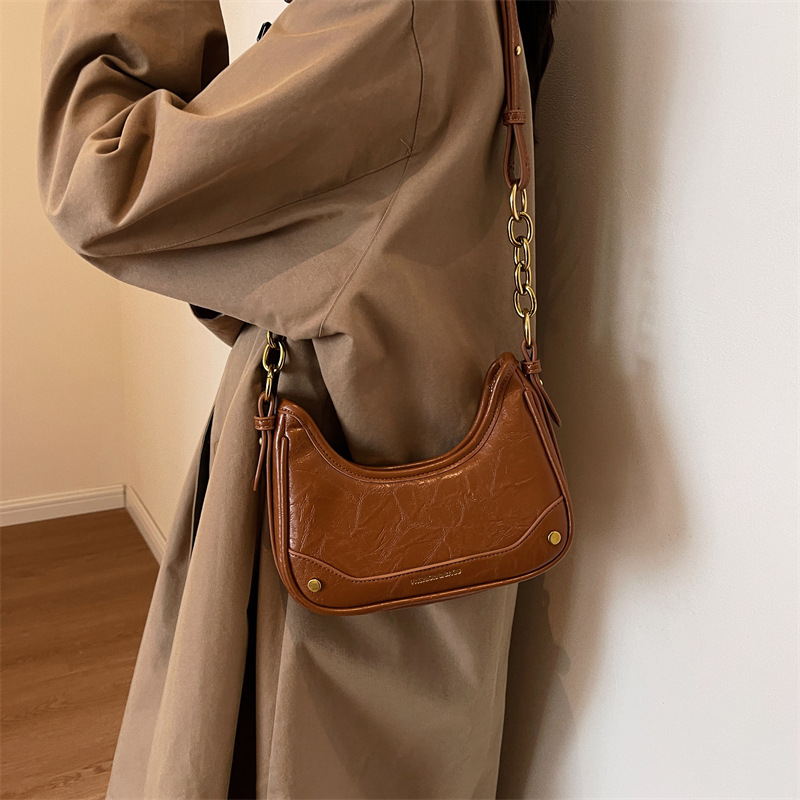 The 2023 new niche hand-held chain baguette underarm bag is a high-end and versatile single-shoulder crossbody bag for commuting Application Scenario