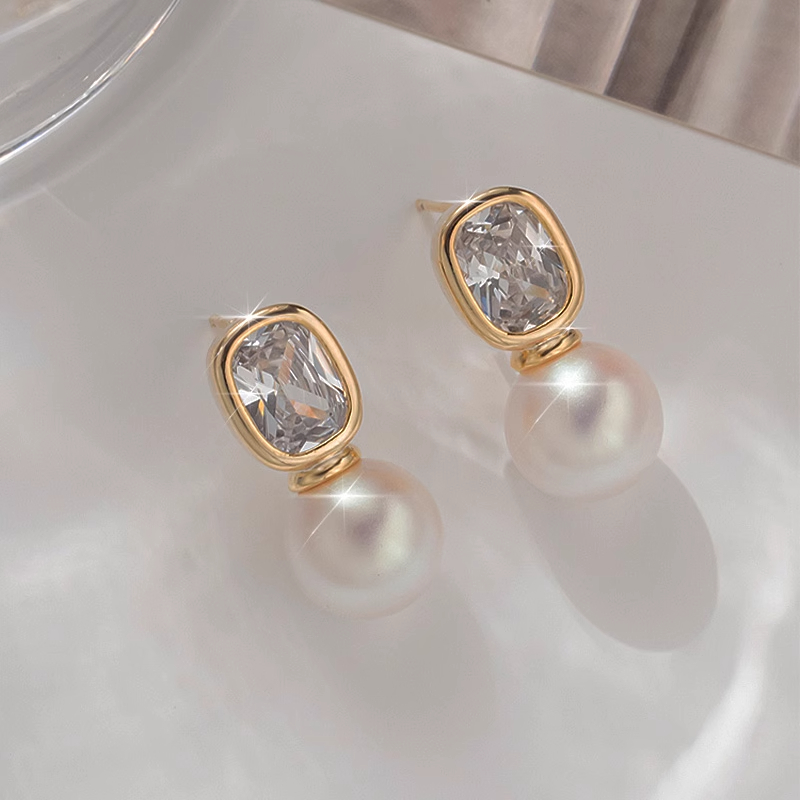 Xuhui brand exquisite and light luxury copper plated with real gold, zirconia 925 silver needle pearl, fashionable and elegant stud earrings Item Picture