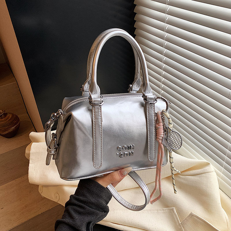 Korean retro and trendy hand-held small square bag 2025 new solid color single-shoulder bag, high-end and elegant crossbody women's bag Application Scenario