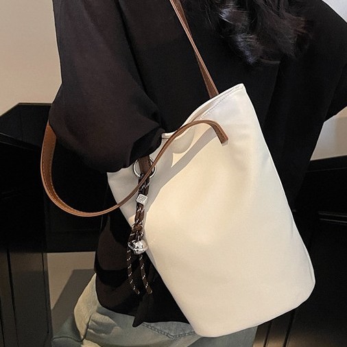 Fashionable solid color simple bucket bag, women's underarm bag, new Korean style niche casual single-shoulder bag, texture handbag full figure