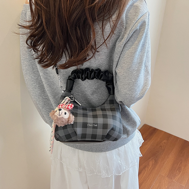 Niche pleated handbag, stylish chain bag, 2025 new style, trendy and versatile shoulder bag, high-end crossbody bag for women Application Scenario