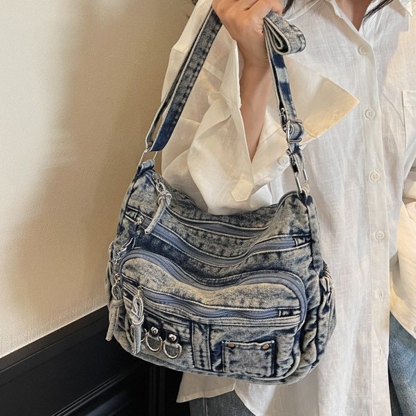 2025 Summer New crossbody bag, mom's single-shoulder bag, washable denim women's bag, large capacity and versatile women's bag Application Scenario