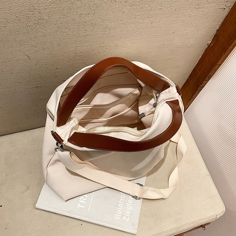 Canvas bag for women 2022 New large-capacity artistic single-shoulder bag, Korean-style hand-held commuter bag, simple tote bag for women Application Scenario