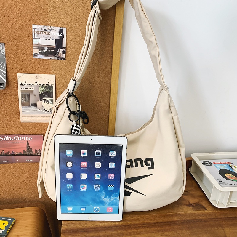 New cross-border crescent-shaped dumpling bag for both men and women, large capacity adjustable single-shoulder crossbody bag, large capacity Application Scenario